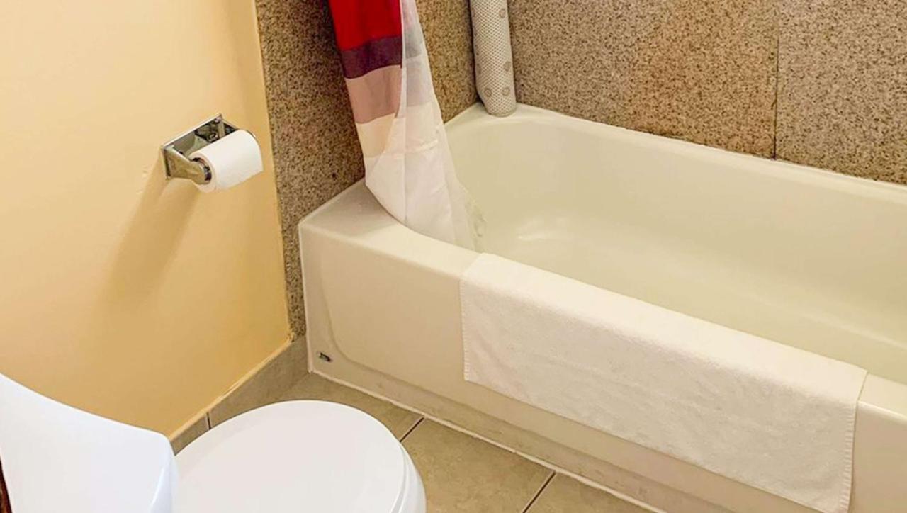 Relax Inn Блумсберг Экстерьер фото